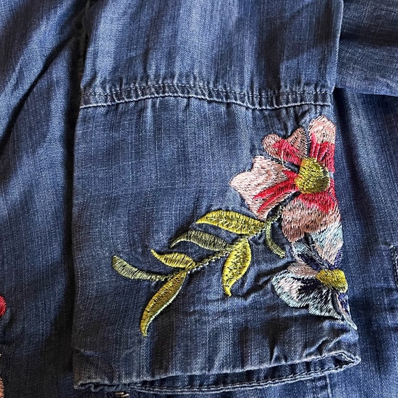 Chelsea & Theodore Denim Look
Embroidered Floral Jacket Size 12 / Medium NWT - Picture 9 of 10